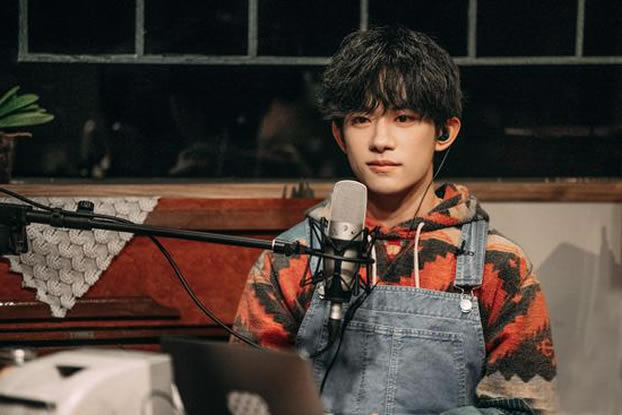 易烊千玺的微博名叫什么?,易烊千玺姓易烊吗 易烊千玺的微博名叫什么?,易烊千玺姓易烊吗